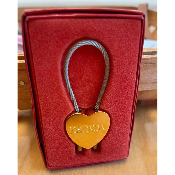 NIB Escada Embossed Heart Keychain Gold Tone Cable Key Ring Bag Charm - Picture 3 of 5